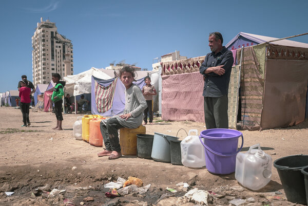 الصورة: برنامج الأغذية العالمي / مكتبة الصور. فلسطينيون نازحون يصطفون في طابور بانتظار تعبئة حاويات المياه في مدينة غزة.